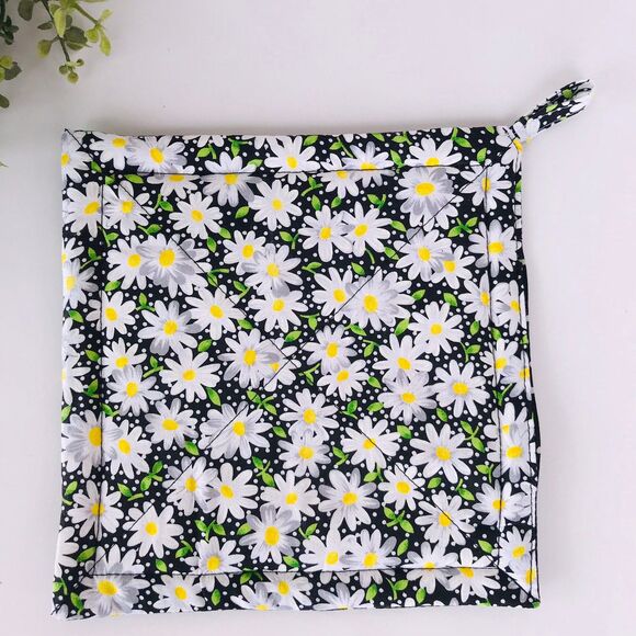 3 Piece Baking Gift Set. Oven Mitt and Potholder, Daisy and Dots On Black Print - Picture 5 of 10